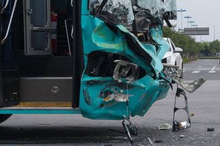 Nákladní automobil, který zapříčinil nehodu u Ostravy, byl přetížený o 13 tun - Seznam Zprávy
